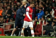 Huấn luyện viên Arsene Wenger của Arsenal và tiền vệ Aaron Ramsey