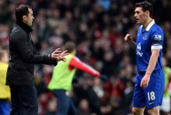 HLV Roberto Martinez của Everton va Gareth Barry