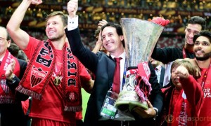 Sevilla-manager-Unai-Emery-Europa-League-trophy