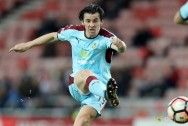 Burnley Thuyền trưởng Dyche khen ngợi tinh thần của Joey Barton