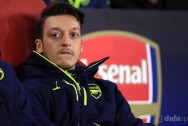Mesut Ozil để ngỏ khả năng gia hạn hợp đồng với Arsenal