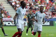 Alfie Mawson động viên Tammy Abraham