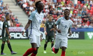 Alfie Mawson động viên Tammy Abraham