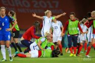 Đội trưởng ĐT Anh Steph Houghton vui mừng với sự thay đổi