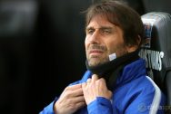 Antonio Conte vui mừng trong trận đấu với Spurs