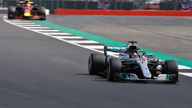 Cá cược đua xe F1: Lewin Hamilton phân vân về chiến thuật của Mercedes