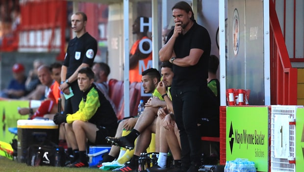 Daniel Farke choáng váng sau khi Norwich bị loại khỏi Carabao Cup