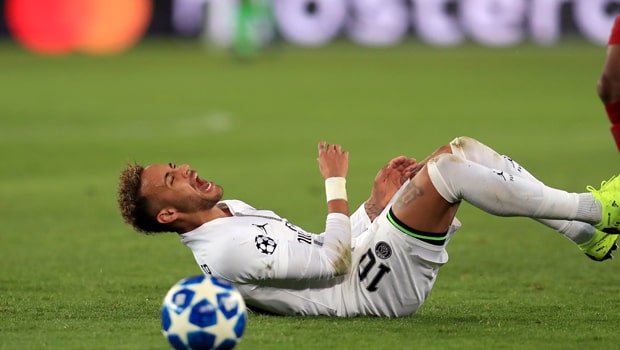 Neymar dính chấn thương trong khi Mbappe trở lại