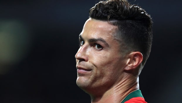 Ronaldo cán mốc 700 bàn trong sự nghiệp ở ngày Bồ Đào Nha thua Ukraina